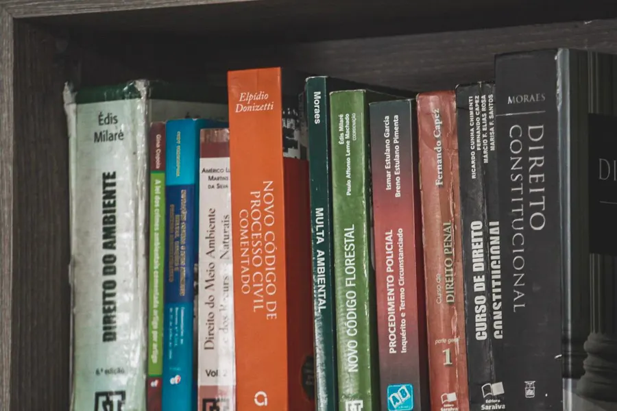 Estante com livros de Direito