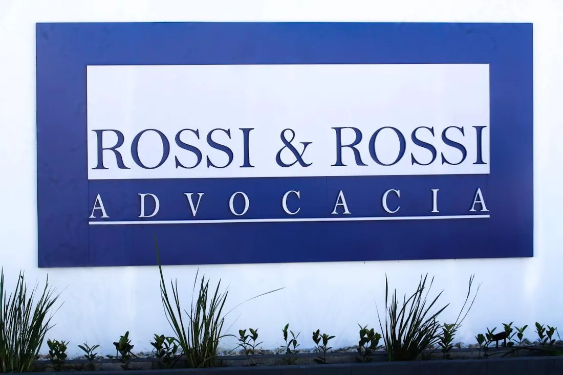 Placa da Rossi & Rossi Advocacia na fachada da sede